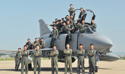 ‘미그기 킬러’ ‘하늘의 도깨비’ 등으로 불리며 조국의 하늘을 철통같이 지켜온 공군 11전투비행단 151전투비행대대의 F-4D 팬텀 전투기가 29일로 도입 40주년을 맞는다. F-4D 팬텀을 도입한 것은 우리 공군이 아시아 최초였다. F-4D 전투기 앞에 선 공군들의 표정이 늠름하다. 연합뉴스