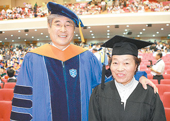 50여 년 전 연세대 신학과를 다니다가 단 1학점이 모자라 졸업을 하지 못했던 남영숙 씨(오른쪽)가 드디어 학사모를 썼다. 28일 오후 연세대 대강당에서 열린 ‘2009학년도 후기 학위수여식’에 참석한 남 씨가 김한중 연세대 총장과 함께 졸업을 기뻐하고 있다. 사진 제공 연세대