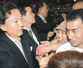 “찍어주세요” 일본 총선을 이틀 앞둔 28일 나가사키 현 나가요 정에서 막판 선거유세를 벌이고 있는 하토야마 유키오 민주당 대표(왼쪽)가 몰려드는 유권자들과 악수를 하고 있다. 이번 총선에서 민주당은 집권 자민당을 누르고 압승할 것이 확실시된다. 나가사키=로이터 연합뉴스