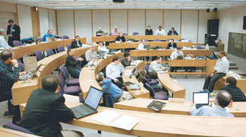 하버드대 MBA 수업은 100% 사례 연구 방식이며, 수업시간의 대부분은 학생들 간의 열띤 토론으로 진행된다. DBR 사진