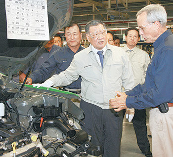 정몽구 현대·기아자동차그룹 회장(앞줄 왼쪽)이 27일(현지 시간) 미국 현대차 앨라배마공장(HMMA)에서 현장 직원들과 함께 차량 상태를 점검하고 있다. 사진 제공 현대·기아자동차그룹