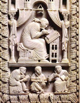 웅크린 자세로 펜을 들고 필사작업 중인 수사들의 모습을 표현한 10세기 때의 상아 조각. 중세 수사들의 손은 인류의 지식을 보존하는 데 중요한 역할을 했다. 사진 제공 살림