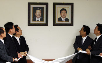 정세균 대표(왼쪽에서 세 번째)를 비롯한 민주당 지도부가 28일 서울 영등포구 여의도 당사 회의실에 걸린 김대중 노무현 전 대통령의 사진 제막 행사를 하고 있다. 김경제 기자