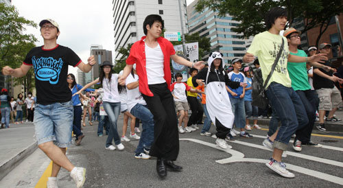 마이클 잭슨을 추모하는 한국 팬들이 29일 오후 서울 종로 영풍문고 앞에서 고인의 히트곡 \'Beat it\'에 맞춰 댄스 플래시몹을 벌이고 있다. 연합뉴스