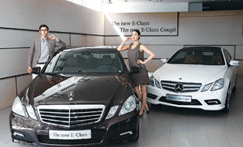 메르세데스벤츠코리아는 31일 서울 강남구 신사동 강남전시장에서 프리미엄 중형세단 ‘뉴 E350 아방가르드’(왼쪽)와 ‘뉴 E350 쿠페’를 선보였다. 전영한  기자