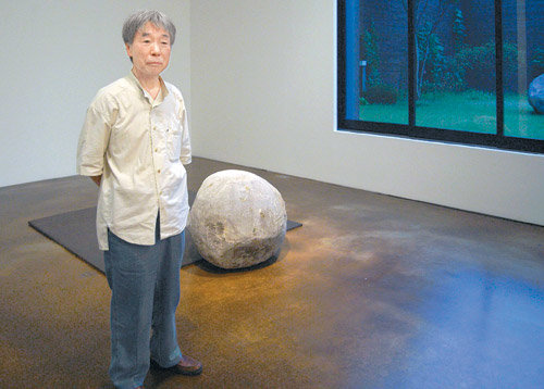 ‘모노하’의 창시자이자 미국와 유럽 등 세계 무대에서 인정받고 있는 작가 이우환 씨가 돌과 철판을 소재로 한 조각전을 열고 있다. 자연이 잉태한 돌과 인공적으로 만들어낸 철판이 전시공간과 관계를 맺으며 조용한 대화를 나누는 작품들이다. 사진 제공 국제갤러리