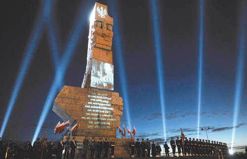 2차대전 발발 그날 그시간에… 폴란드서 70주년 행사1일 새벽 제2차 세계대전 발발 70주년을 맞아 폴란드 북부 그단스크 인근 베스테르플라테 기념탑 앞에서 의식이 진행되는 동안 군인들이 경계를 서고 있다. 이날 기념식에는 2차 대전 당시 폴란드를 침공한 독일과 러시아를 비롯한 유럽 20여 개국 대표가 참석했다. 베스테르플라테=로이터 연합뉴스
