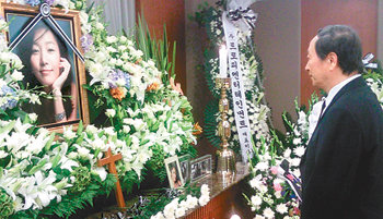 이현청 상명대 총장이 2일 오후 서울 송파구 풍납동 서울아산병원에 마련된 배우 장진영 씨의 빈소를 찾아 조문하고 있다. 1일 위암으로 숨진 장 씨는 상명대 의상디자인학과를 졸업했다. 사진 제공 상명대