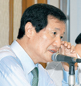 2일 국회 경제정책포럼 조찬세미나에서 윤증현 기획재정부 장관은 “2분기 경제성장률이 당초 잠정치 2.3%보다 올라간 2.6∼2.7% 수준이 될 것”이라고 밝혔다. 연합뉴스