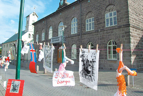 “은행이 진 빚을 왜 우리 아이들이 갚나”지난달 21일 아이슬란드 국회의사당 앞. 시위대가 만든 빨랫줄에 아기 인형들과 항의 문구가 걸려 있다. 인형에 붙어 있는 문구 ‘B¨orn borga’는 아이슬란드어로 “우리 아이들이 갚아야 한다”는 뜻이다. 은행들이 잘못해 파산했는데 왜 국민들이 대대손손 은행의 빚을 갚아야 하느냐는 항의의 표시다. 레이캬비크=정재윤 기자