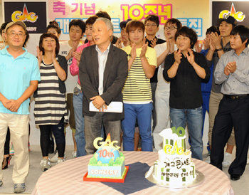 2일 서울 영등포구 여의도동 KBS 신관 분장실에서 ‘개그콘서트’ 10주년 기념행사가 열렸다. 박중민 CP(종이 든 사람)의 인사말에 김석현 PD(앞줄 왼쪽)와 출연자들이 박수를 치고 있다. 사진 제공 KBS