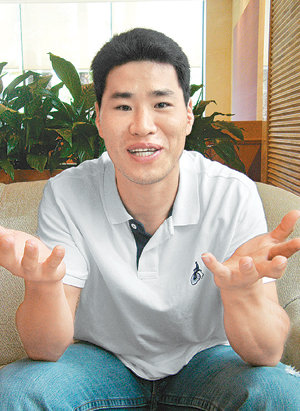 “평상복 차림인데 사진 찍어도 괜찮을까요? 저는 영 어색한데요.” 프로야구 KIA의 간판 거포 김상현은 말은 이렇게 하면서도 두 손을 올려달라는 ‘연출 요청’을 마다하지 않았다. 그는 “요즘 달라진 위상을 실감한다. 매 순간이 즐겁다”며 활짝 웃었다. 부산=이승건  기자