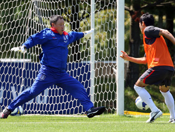 ‘골키퍼 허정무’허정무 감독(왼쪽)이 2일 파주 축구대표팀트레이닝센터(NFC)에서 열린 5 대 5 미니게임에서 골키퍼를 자청했다. 국내 선수의 소집이 늦어져 어쩔 수 없이 골키퍼를 맡은 허 감독은 “이제 몸이 잘 안 움직인다”면서도 “전체적으로 선수들의 움직임을 볼 수 있는 장점도 있었다”고 말했다. 파주=연합뉴스