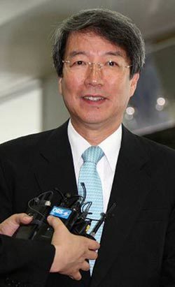 ▲신임 국무총리 후보자로 내정된 정운찬 전 서울대 총장이 3일 오후 서울대학교에서 경제학 연습2 강의를 하러가는 도중 취재진의 질문을 받고 있다. 연합뉴스 ☞ 사진 더 보기