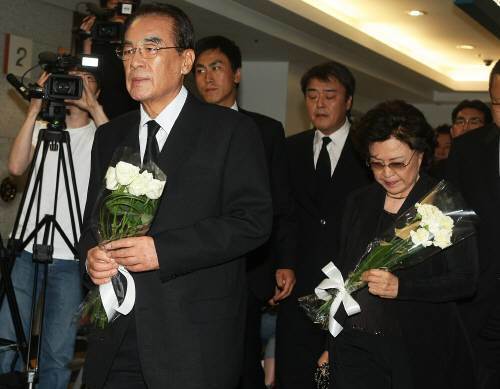 3일 오후 배우 故 장진영의 빈소가 마련된 풍납동 서울아산병원 장례식장에 고인의 시아버지인 김봉호 전 국회부의장 일행이 조문을 위해 들어서고 있다. 연합뉴스