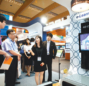 3일 서울 강남구 삼성동 코엑스에서 열린 ‘2009 e러닝 국제박람회’에서 가장 관심을 끈 콘텐츠 중 하나인 인터넷TV(IPTV) 학습 콘텐츠 ‘썰렁 홈즈의 퍼즐나라’. 동아사이언스 초등학생 과학교육 도서를 동아일보 자회사 온라인 교육 전문업체 ‘디유넷’이 고화질(HD) IPTV용 쌍방향 교육 콘텐츠로 만든 것이다. 홍진환 기자