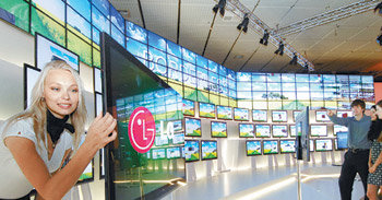 화면과 테두리 경계선 없앤 LG ‘보더리스’LG전자가 ‘IFA 2009’에 간판모델로 선보일 ‘보더리스(borderless) TV’. 유럽시장 공략을 위한 야심작이다. 화면과 테두리 경계선을 없애 TV 앞면이 밋밋한 검은색 유리판처럼 보인다. 테두리 폭도 줄여 화면이 넓어 보이도록 했다. 사진 제공 LG전자