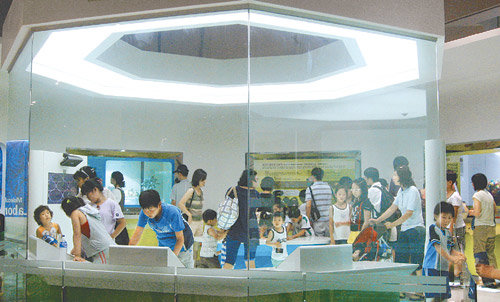 국립과천과학관 내 첨단기술관에 마련된 분자농업 코너에서 어린이들이 유전자 분석 장치를 만지며 즐거운 시간을 보내고 있다. 사진 제공 국립과천과학관