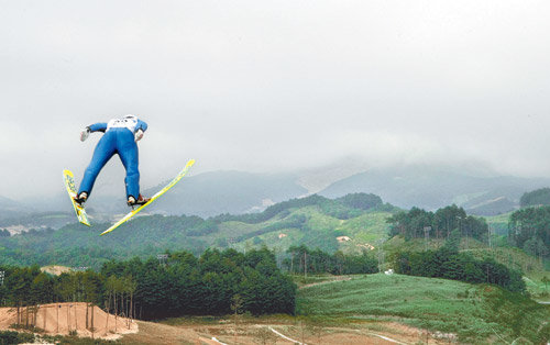 화려한 비상 ‘대관령이 내 발아래.’ 3일 강원 평창군 대관령면의 알펜시아스타디움 스키점프장에서 열린 2009 대륙컵 스키점프대회에서 국가대표 최흥철(하이원)이 허공을 가르며 비행하고 있다. 이번 스키 점프대회는 여름에 열려 인공 활주로에 물을 뿌리고 착지하는 곳에는 플라스틱 매트를 설치했다. 평창=김재명 기자