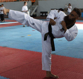 파키스탄의 인기 배우 샤카트 파잘 씨가 3일 서울 강남구 역삼동 국기원에서 옆차기를 선보이고 있다. 1987년부터 태권도를 시작한 파잘 씨는 1993년 태권도를 소재로 한 드라마에 출연해 히트를 친 뒤 태권도 전도사가 됐다. 사진 제공 국기원