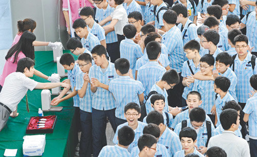 “관람 전에 손 먼저” 신종 플루가 확산되고 있는 가운데 3일 광주 서구 치평동 김대중컨벤션센터에서 개막한 ‘2009 국제창의문화산업전’을 관람하러 온 학생들이 입장하기 전에 손소독기를 이용하고 있다. 광주=연합뉴스