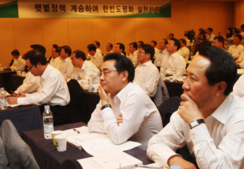 ‘DJ 이후’ 놓고 난상토론 3일 서울 서초구 양재동 교육문화회관에서 열린 민주당의 정기국회 대비 의원 워크숍에 참석한 의원들이 진지한 표정으로 당 지도부의 인사말을 듣고 있다. 이강래 원내대표 등 지도부는 이날 지방선거 이후 경제 상황이 호전되면 개헌 논의가 가능하다고 밝혔다. 김동주 기자