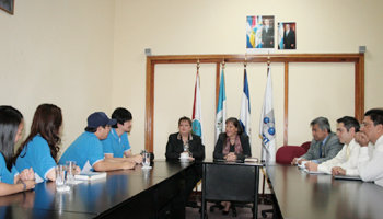 해외인터넷청년봉사단(KIV) S.E.R 팀이 과테말라 과학기술청 관계자들과 면담을 가지고 있다. 사진제공=과테말라 과학기술청