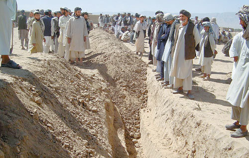 아프가니스탄 북부 쿤두즈 주민들이 4일 나토군의 공습으로 희생당한 아프간인들을 묻기 위해 대규모 공동묘지를 만들고 있다. 쿤두즈=로이터 연합뉴스