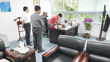 청사 별관에 鄭내정자 사무실정부 관계자들이 4일 서울 종로구 창성동 정부중앙청사 별관에 마련된 정운찬 국무총리 내정자 사무실에 사무집기를 설치하고 있다. 연합뉴스