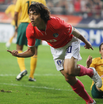 박주영이 5일 서울월드컵경기장에서 열린 호주와의 평가전에서 전반 4분 선제골을 넣은 뒤 골 세리머니를 하고 있다. 연합뉴스