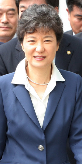 귀국길 이명박 대통령의 특사로 유럽을 방문한 박근혜 전 한나라당 대표가 5일 인천공항을 통해 귀국하고 있다. 인천=연합뉴스