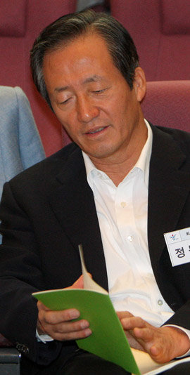 연찬회 한나라당 정몽준 최고위원이 4일 오전 충남 천안시 재능교육연수원에서 열린 당 소속 의원 연찬회에 참석해 자료를 살펴보고 있다. 천안=연합뉴스