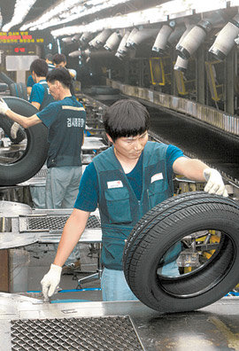 ‘제2의 쌍용차 사태’가 우려됐던 금호타이어가 노사간의 극적인 협상 타결로 6일 정상조업을 시작했다. 광주 광산구 소촌동 금호타이어 광주공장 직원들이 생산라인에서 바쁘게 손을 놀리고 있다. 광주=박영철 기자