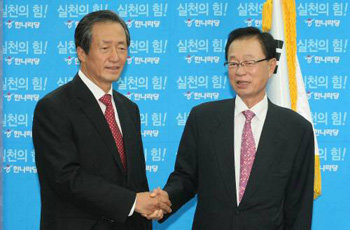 일 오전 한나라당 박희태 전 대표와 정몽준 대표가 여의도 당사 기자실에서 열린 박 대표 사퇴 기자회견장에서 악수를 하고 있다. 연합뉴스