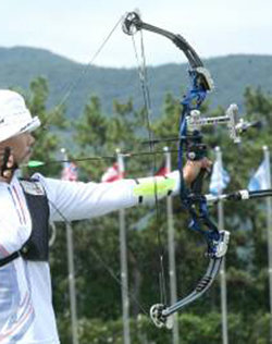 서정희가 5일 열린 콤파운드 여자 개인 16강전에서 시위를 당기고 있다. 한국은 남녀 모두 개인전에선 8강에도 오르지 못했지만 여자 대표팀은 7일 단체전 결승에 진출했다. 콤파운드는 리커브와 달리 활 양쪽 끝에 도르래가 달려 있다. 울산=연합뉴스