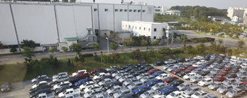 8일 경기 평택시 칠괴동 쌍용자동차 평택공장 본관 뒷마당에 완성된 차가 줄지어 서 있다. 최근 극심한 노사분규를 겪은 쌍용차 노조는 이날 민주노총 탈퇴 찬반 투표에서 73.1%의 찬성으로 탈퇴를 가결했다. 평택=박영대 기자