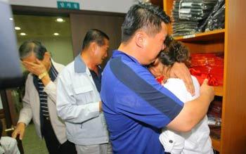 북한 황남댐 방류로 실종된 고이두현씨의 시신이 이송된 9일 오전 연천군 보건의료원 장례식장에서 신원확인을 마친 가족들이 오열하고 있다. 원대연 기자