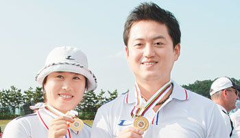 9일 남녀 개인전에서 금메달을 차지한 이창환(오른쪽)과 주현정. 울산=연합뉴스
