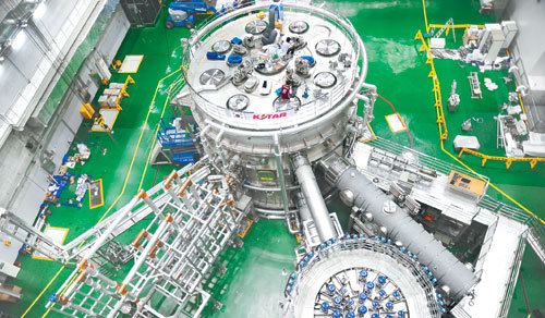 한국형 핵융합실험장치 KSTAR가 9일 본격적인 가동에 들어갔다. 이달 초 국가핵융합연구소 연구원들이 대전 유성구 연구소 내에 있는 KSTAR를 최종 점검하고 있다. 사진 제공 국가핵융합연구소