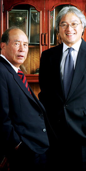 신신제약 창업주 이영수 회장(왼쪽)이 회사의 기틀을 다졌다면 2003년 영입된 전문경영인 김한기 사장(오른쪽)은 ‘선택과 집중’으로 제2의 도약을 이뤘다. 사진 제공 신신제약