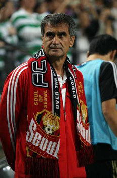 = 12일 오후 상암동 서울월드컵경기장에서 열린 프로축구 K-리그 FC서울과 전북 현대의 경기에서 FC서울의 세뇰 귀네슈 감독이 경기 전 경기장을 둘러보고 있다. 연합뉴스