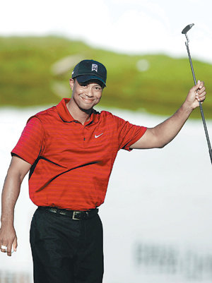 타이거 우즈(미국)가 14일 페덱스컵 플레이오프 세 번째 대회인 BMW챔피언십에서 8타 차로 여유 있게 우승을 차지한 뒤 활짝 웃고 있다. 레먼트=AFP 연합뉴스