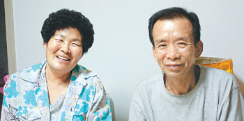 2006년 수해를 겪은 김종환(오른쪽), 이규자 씨 부부가 수재민을 위해 마련된 새 아파트에 입주한 뒤 밝게 웃고 있다. 평창=이인모 기자
