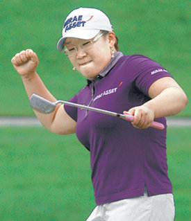 신지애가 14일 미국여자프로골프(LPGA)투어 P&G뷰티 NW아칸소챔피언십 연장 2번째 홀인 15번홀(파3)에서 우승을 결정짓는 4m 버디 퍼트를 성공시킨 뒤 주먹을 불끈 쥐며 환호하고 있다. 로저스=AFP 연합뉴스