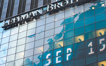 리먼 1년전 오늘지난해 9월 15일 촬영한 미국 뉴욕 맨해튼 타임스스퀘어 부근의 리먼브러더스 본부 건물과 간판. 정확히 1년 만인 15일 투자자들은 세계 경제를 휘청거리게 했던 리먼브러더스의 몰락 1주년을 기리는 행사를 갖는다. 리먼브러더스의 파산은 미국 역사상 최대의 파산으로 꼽힌다. 뉴욕=AFP 연합뉴스