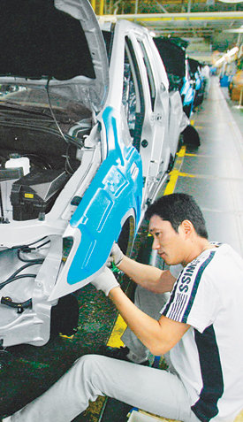 11일 경기 평택시 쌍용자동차 조립3공장에서 한 직원이 반조립 차체에 배선 작업을 하고 있다. 이날 쌍용차 생산 현장에는 회생계획안 법원 제출을 앞두고 재기를 위한 뜨거운 열정이 넘쳤다. 평택=원대연 기자