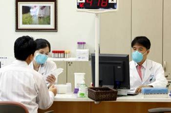 강북 삼성병원 외래채혈실에서 직원들이 마스크를 쓴 채 상담하고 있다. 변영욱기자