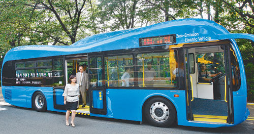 서울시가 내년 4월 도입하는 전기버스의 모델이 15일 서울 남산 순환로에서 공개됐다. 최고 시속 100km를 낼 수 있으며 한번 충전으로 110km까지 달릴 수 있다. 변영욱 기자