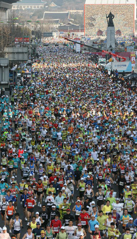 3월 16일 열린 제80회 서울국제마라톤 겸 동아마라톤대회에서 2만여 건각들이 서울 종로구 세종로에서 일제히 출발하며 장관을 연출하고 있다. 동아일보 자료 사진
