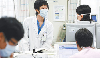 신종 인플루엔자A(H1N1) 병원 내 감염환자가 잇따라 발생하면서 의료진에 대한 방역대책도 강화해야 한다는 지적이 일고 있다. 15일 서울 강북삼성병원 응급실에서 의료진이 마스크를 쓴 채 업무를 보고 있다. 변영욱 기자